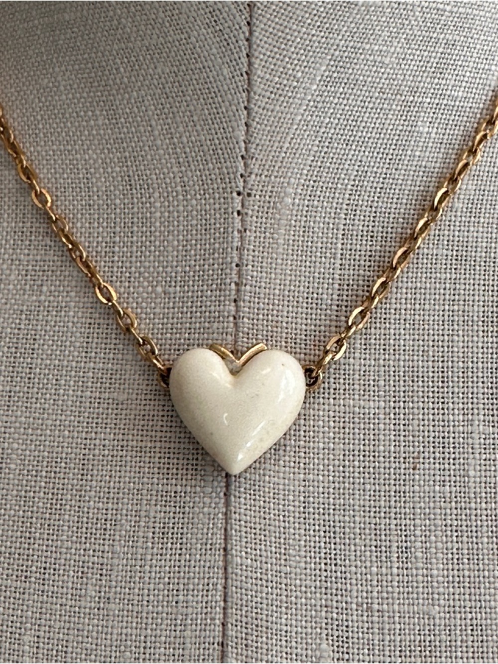 Vintage TRIFARI goldtone puffy cream white puff heart necklace choker - Picture 3 of 8